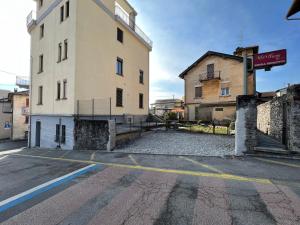 an empty parking lot in front of a building at Tripolitania in Minusio