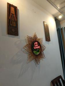 uma parede com uma imagem de um girassol sobre ele em D'Ariska Rooms Homestay em Jombang