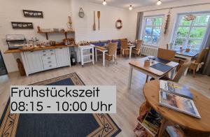 ein Wohnzimmer mit Tischen und ein Esszimmer in der Unterkunft Hotel Garni Friesenhuus in Greetsiel