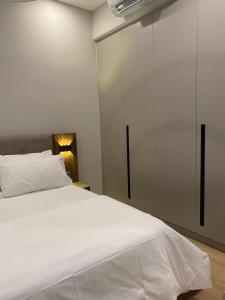Postel nebo postele na pokoji v ubytování Datum Jelatek Sky Residence KLCC SkyRing Linked to LRT and Mall