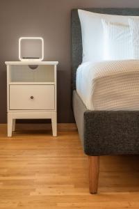 Letto o letti in una camera di Swiss Alps View Apartment - contactless self check-in