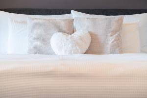 Letto o letti in una camera di Swiss Alps View Apartment - contactless self check-in