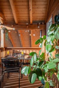 porche con mesa, sillas y techo de madera en Swiss Alps View Apartment - contactless self check-in en Thun