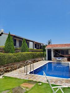- une piscine dans une cour à côté d'une maison dans l'établissement Villa San Gabriel, à Socorro