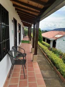 un banco sentado en el porche de una casa en Villa San Gabriel en Socorro