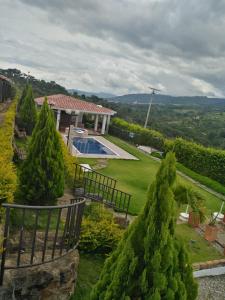 una finca con piscina, valla y árboles en Villa San Gabriel en Socorro