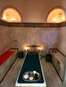 Postel nebo postele na pokoji v ubytování Le Riad Palais d'hotes Suites & Spa Fes