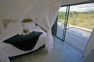 フッドスプルイトにあるKruger Cliffs Lodge - Absolute privacy guaranteedのベッドルーム1室(ベッド1台付)が備わります。プールの景色を望めます。 +47枚の写真