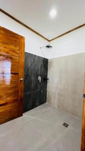 Koupelna v ubytování Gilligans Port Barton Beach Resort