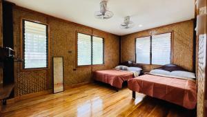 聖維森特的住宿－Gilligans Port Barton Beach Resort，带两张床和两个窗户的房间