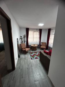 - un salon avec un canapé, des chaises et une table dans l'établissement Casa Camelia, à Nehoiu
