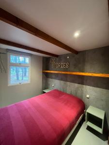 una camera con un letto rosso e un cartello sul muro di Odeceixe Bungalow-Parque de Campismo Sao Miguel a Odeceixe Altre 55 foto