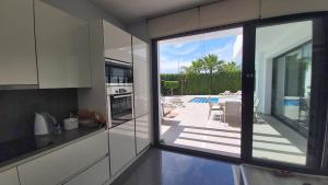 una cocina con vistas a la piscina desde una casa en Villa La Marina, en La Marina