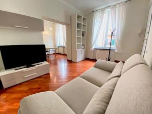 热那亚Tito's place的配有沙发和平板电视的客厅