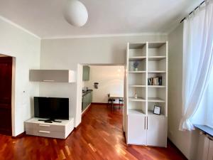 热那亚Tito's place的一间带电视和白色书架的客厅 更多7张照片