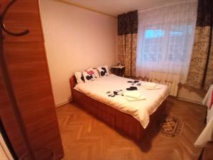 um quarto com uma cama e uma janela em Apartament 3 camere in regim hotelier em Bîrlad
