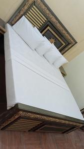 Ένα ή περισσότερα κρεβάτια σε δωμάτιο στο Hotel Royal Luxury Multan