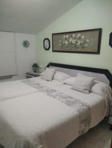 Un pat sau paturi într-o cameră la Casa Hostal Olga - Castilla y León