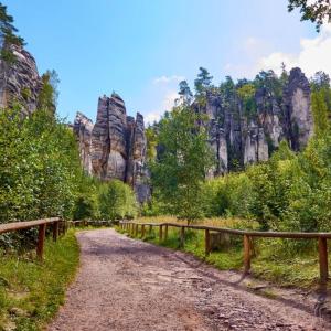 una strada sterrata di fronte a alcune montagne rocciose di P&P Jičín Apartments - soukromé 2-3 lůžkové pokoje s vlastní kuchyní a koupelnou a Jičín