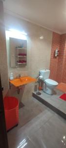 バレンシアにあるCarrer de l'Arquitecte Alfaro 27 bajo derechaのバスルーム(トイレ、洗面台、鏡付)