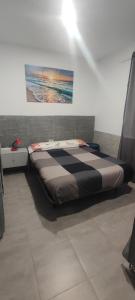 een bed in een kamer met een schilderij aan de muur bij Carrer de l'Arquitecte Alfaro 27 bajo derecha in Valencia