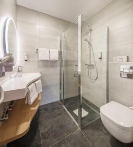 ein Bad mit einer Dusche, einem Waschbecken und einem WC in der Unterkunft Hôtel Restaurant Ritter'hoft in Morsbronn-les-Bains