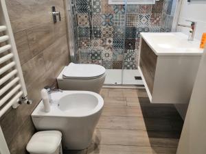 a bathroom with a toilet and a sink at La casa dei girasoli in Marsala