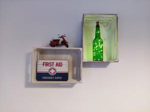 una botella de vino verde en una caja con un signo de primeros auxilios en Apartamento Casa Aurelio, en Gijón