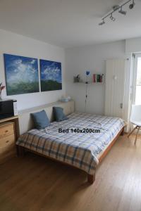 um quarto com uma cama com duas almofadas em Chesa Surlej Apartment em Surlej