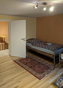 ラウフェン・アム・ネッカーにあるKRW Locationのベッドルーム1室(ベッド1台付)、ドア(ラグ付)