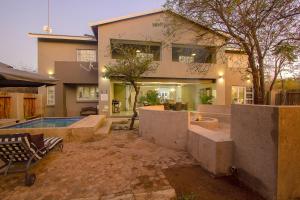 una casa con una piscina di fronte di 3433 on Klipspringer Marloth Park Kruger a Marloth Park