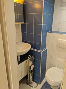 y baño con aseo y lavamanos. en KRW Location, en Lauffen am Neckar