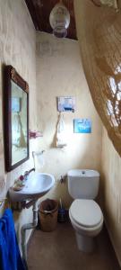 uma casa de banho com um WC e um lavatório em Casa Elvira 