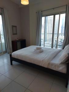 Postel nebo postele na pokoji v ubytování LUX Spectacular Dubai Marina View Apartment + 22 fotografií