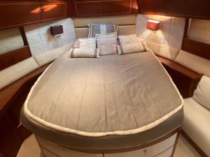 una cama en la parte trasera de un barco en Yacht in Barcelona, en Barcelona