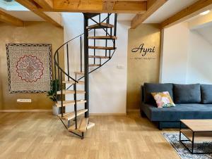 Ayni apartman的休息区