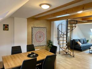 Ayni apartman的休息区