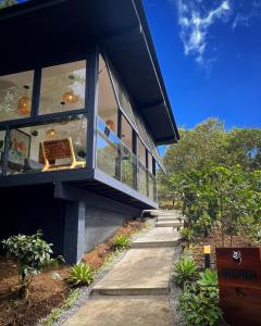 uma casa com uma grande janela do lado em Finca Panda em Boquete