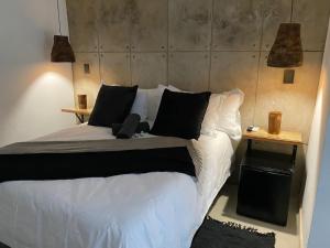 una camera da letto con un grande letto con due comodini di Luxury Upmarket Guesthouse 20 on 4th a Rustenburg