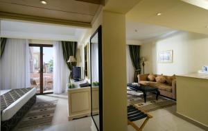 ein Hotelzimmer mit einem Bett und einem Wohnzimmer in der Unterkunft IL Mercato Hotel & Spa in Sharm El Sheikh