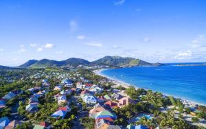 uma vista aérea de um resort e da praia em Orient Bay, Appartement Héliconia. em São Martinho