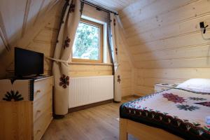 Łóżko lub łóżka w pokoju w obiekcie Domeczek Góralski Zakopane