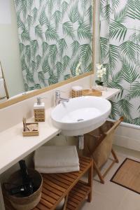 La salle de bains est pourvue d'un lavabo et d'un miroir. dans l'établissement Home of the Sun - Luminoso adosado con vistas al mar y a 2 km de la playa, à Vélez-Málaga