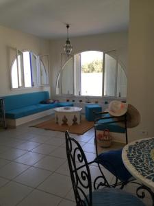 sala de estar con sofá, mesa y sillas en Dar A'Mina en Zarzis