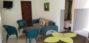 sala de estar con sofá, sillas y mesa en Paisible maison à Vieux-Habitants en Vieux-Habitants