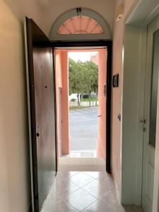 una porta aperta su un corridoio con porta aperta sidx sidx di Casa Tisia a Ceriale