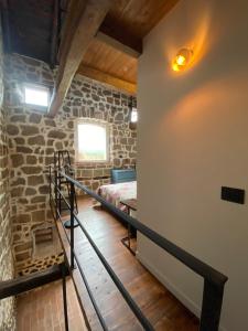 escalera en una habitación con pared de piedra en Arcadia Agriturismo, en San Nicola Manfredi