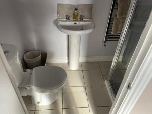 Stockton on the forestにある27 The Limes Room 2のトイレと洗面台のあるバスルーム