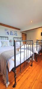 2 camas individuales en un dormitorio con suelo de madera en Well Cottage Country Accommodation en Brockley Green