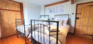 um quarto com 2 beliches num quarto em Well Cottage Country Accommodation em Brockley Green